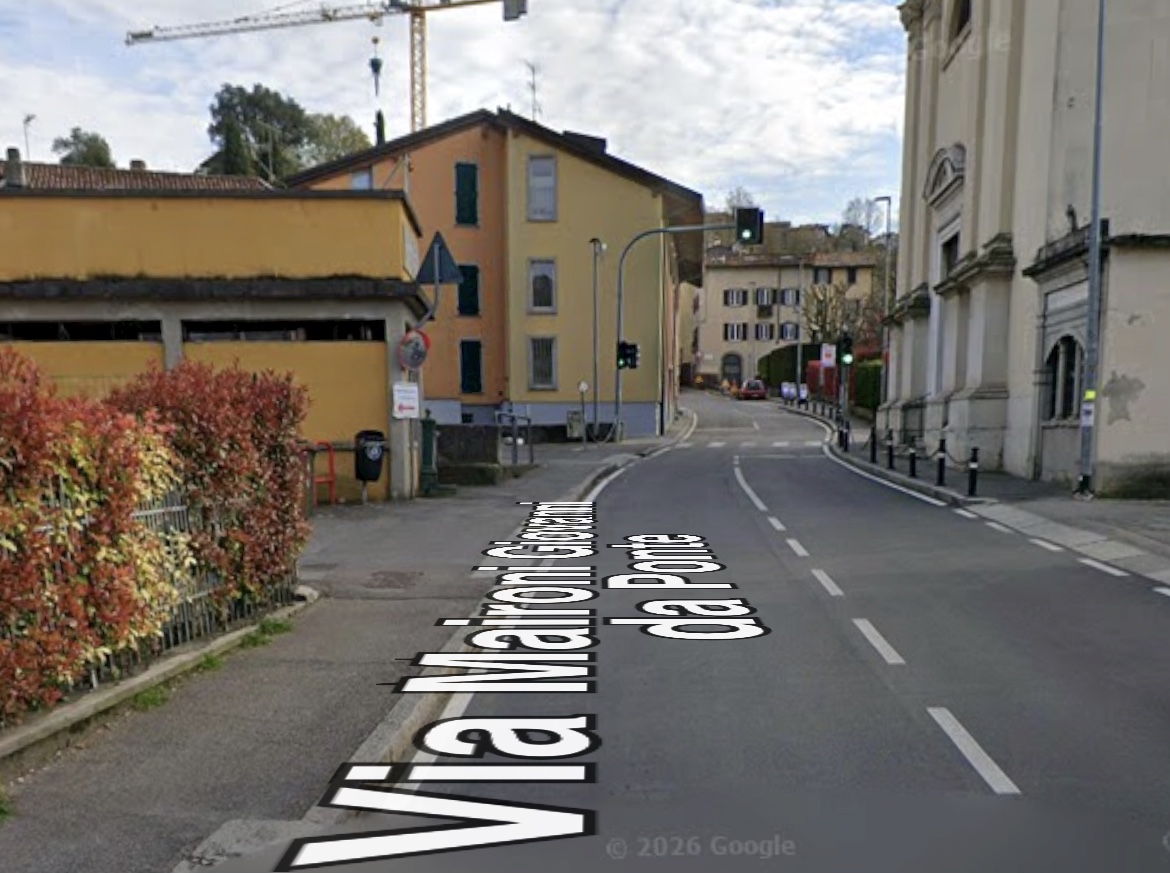 Accesso al parcheggio del campo sportivo sulla sinistra