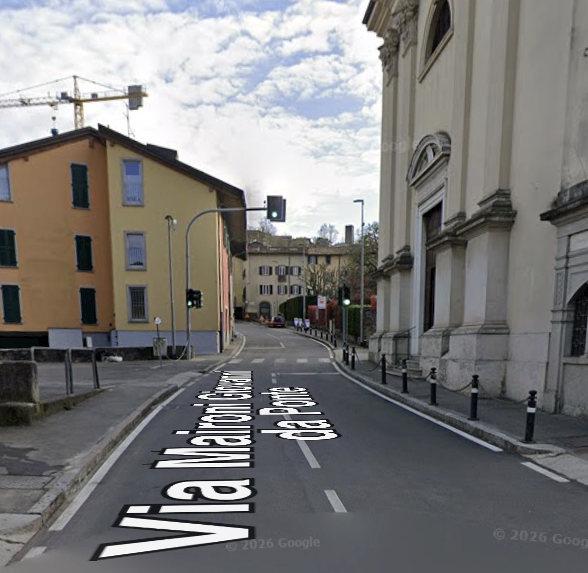 Ingresso del parcheggio sulla sinistra, di fronte alla chiesa